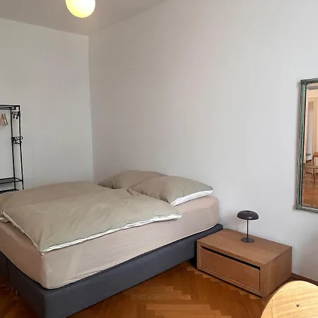 Gemuetliche 2-zimmer-altbauwohnung *